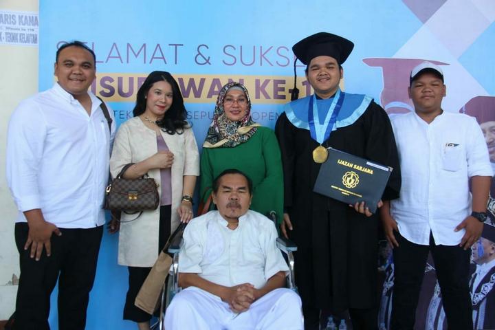 Mat Solar Hadiri Wisuda Anak Meski Derita Stroke