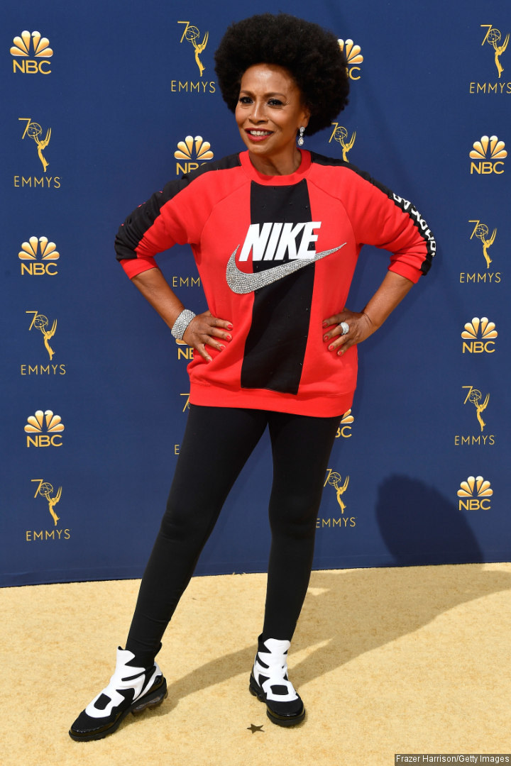 Nyeleneh Pakai Sweater di Red Carpet Emmy 2018, Alasan Jenifer Lewis Sangat Mulia