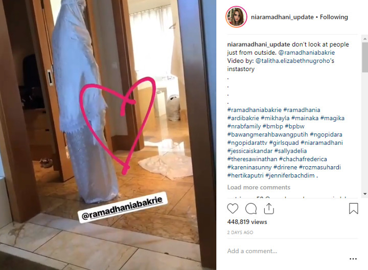 Nia Ramadhani Sholat Depan Kamar Mandi