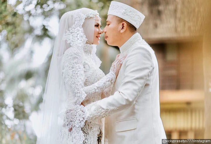 So Sweet, Vicky Prasetyo Unggah Foto Mesra di Anniversary Pernikahan ke Satu Bulan