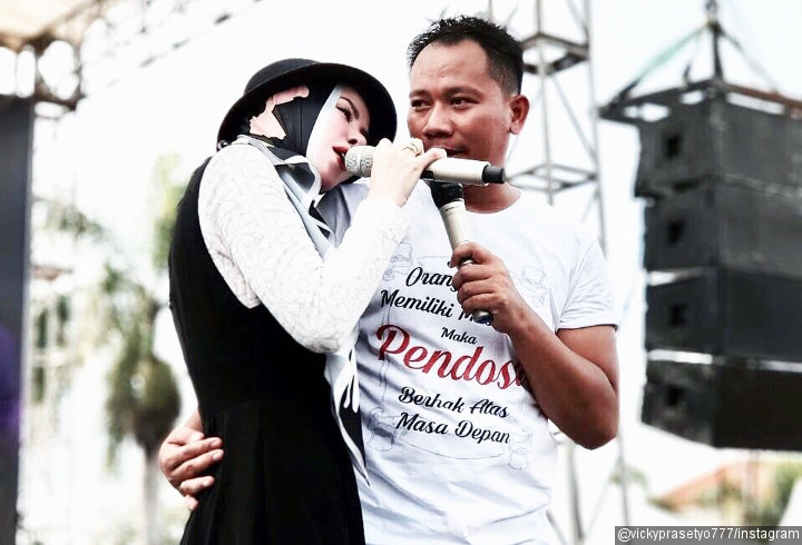 Duet Bareng, Angel Lelga Tak Ragu Senderan Manja di Bahu Sang Suami