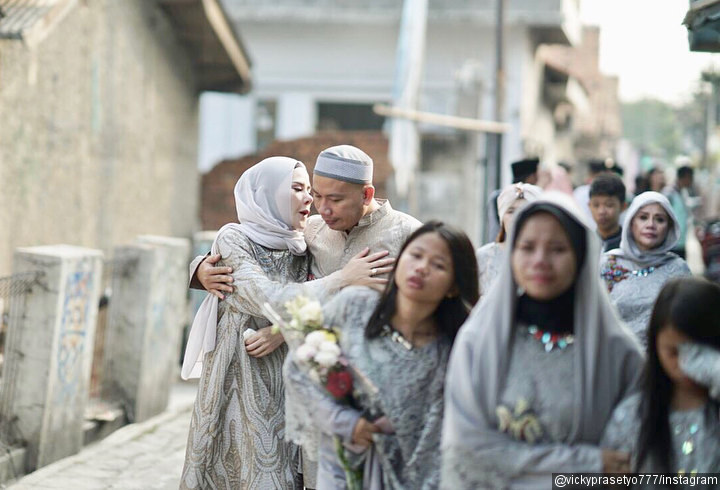 Empat Bulan Menikah, Angel Lelga-Vicky Prasetyo Romantis di Hari Raya Idul Fitri