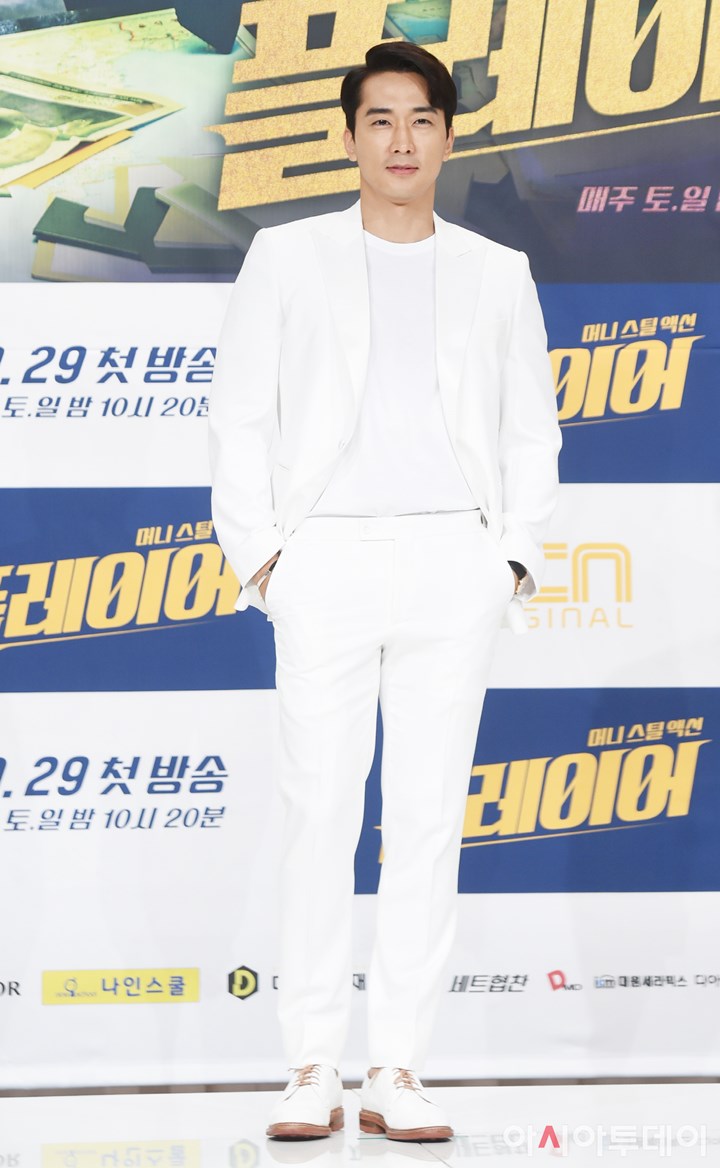 Pose Ganteng Song Seung Heon di Jumpa Pers