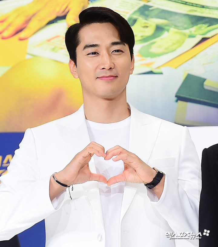 Song Seung Heon Tampak Ceria di Jumpa Pers