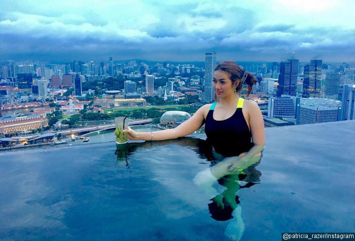 Patricia Asyik Berendam dengan Pemandangan Kota