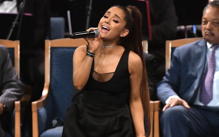 Sempat 'Menghilang' Pasca Kematian Mac Miller, Ariana Grande Akhirnya Tampil di Depan Publik