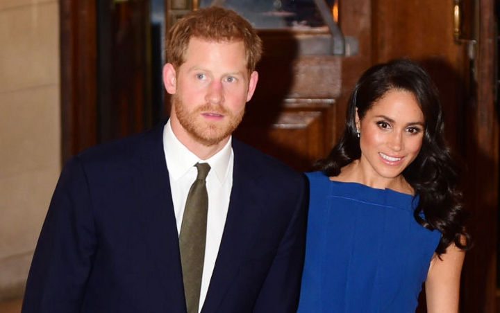 Super Romantis, Pangeran Harry Benahi Rambut Meghan Markle yang Tertiup Angin