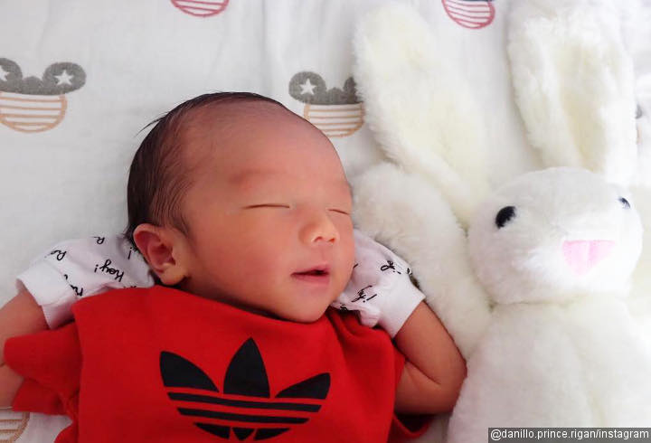 Danillo Adu Unyu dengan Boneka Kelinci, Lucu Mana Nih?