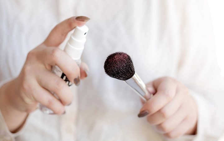 Aplikasikan Setting Spray Pada Kuas Eye Shadow Agar Warna Lebih Muncul