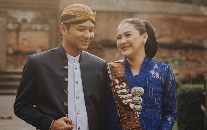 Unggah Foto Ini, Vicky Shu Rayakan Ulang Tahun Pernikahan