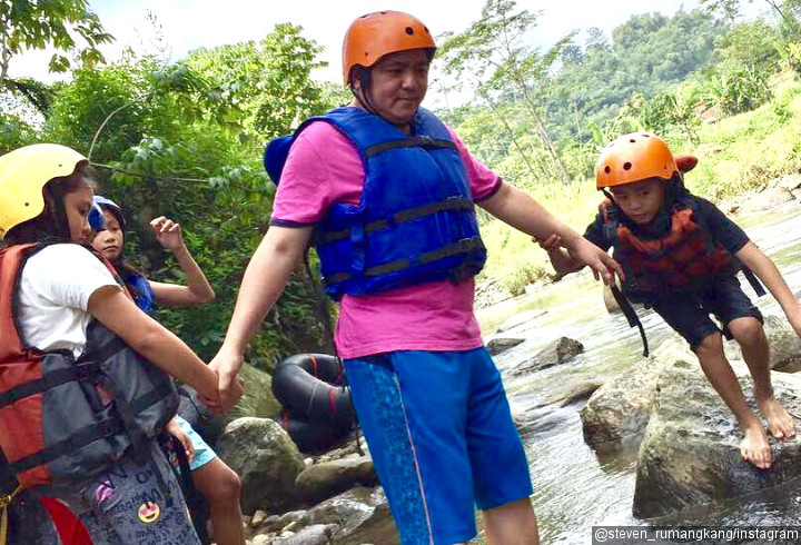 Steven Rumangkang Liburan Bersama Anak-Anak di Alam 