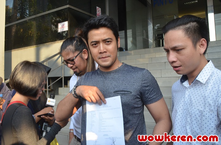 Kriss Hatta Menunjukkan Surat Laporannya pada Para Wartawan