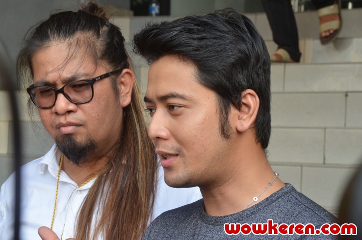Kriss Hatta Ditemani Kuasa Hukumnya Menanti Jawaban Pihak Kepolisian