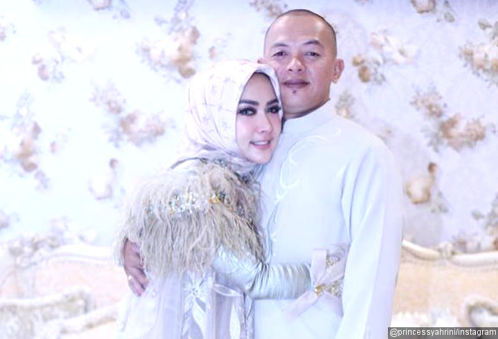 Syahrini dan Ridwan Zaelani Berbagi Pelukan di Hari Raya