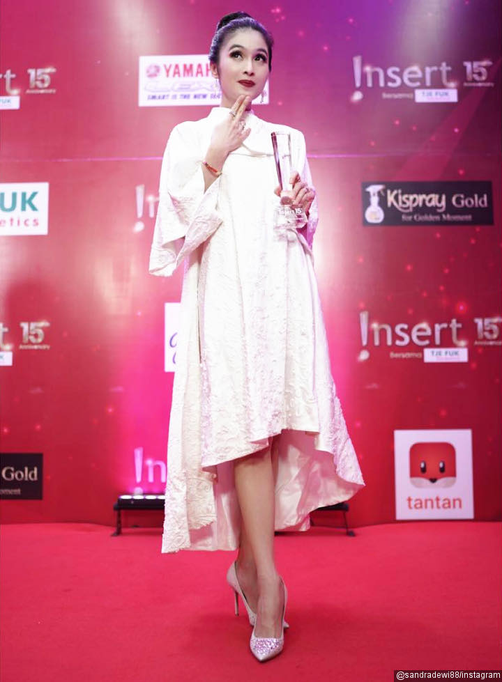 Sandra Dewi, Simpel Pakai Dress Putih