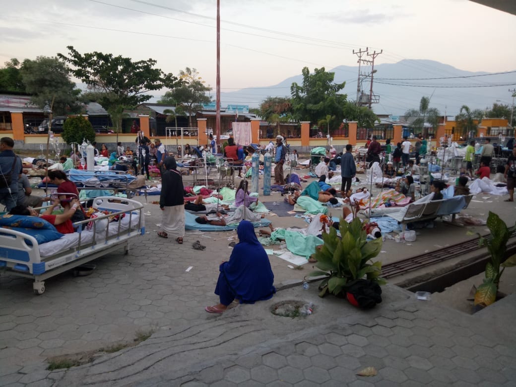 Pasien di Rawat di Halaman Karena Takut Gempa Susulan