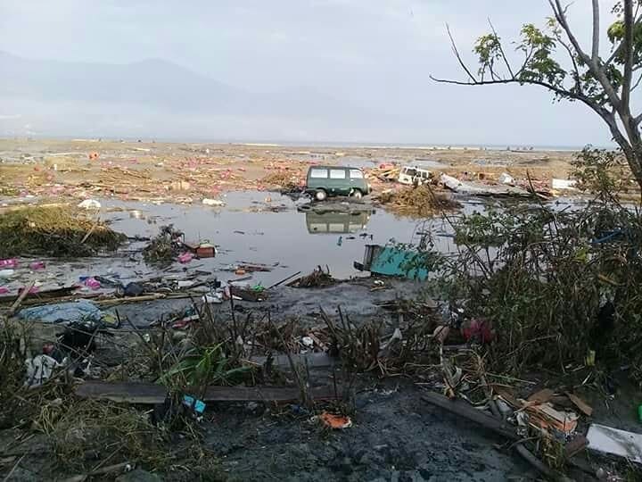 Tampak Mobil Tersapu Tsunami