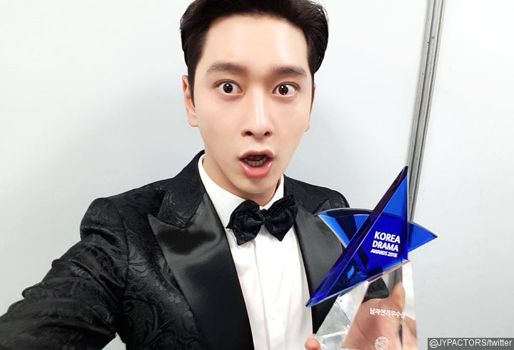 Chansung 2PM (Excellence Awards dan Hallyu Stars)