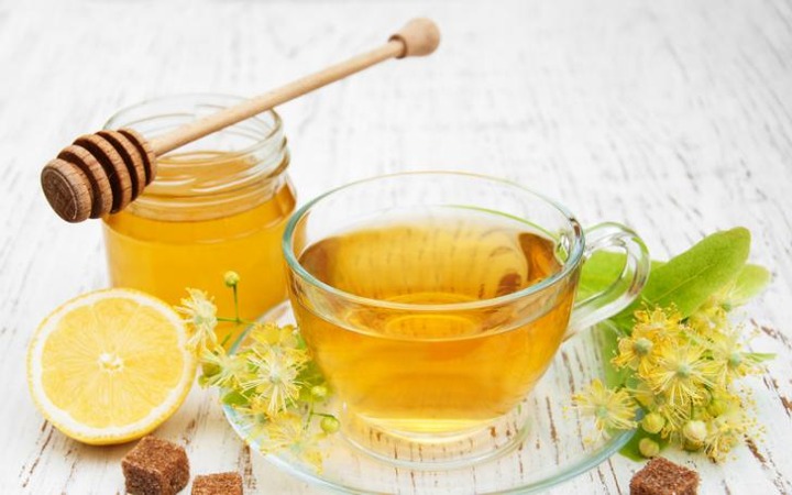 Lemon Teh Madu : Jade citrus mint® green tea, peach tranquility® herbal tea, hot water, steamed lemonade and a touch of honey mingle tastefully well together for a tea that comforts from the inside out.