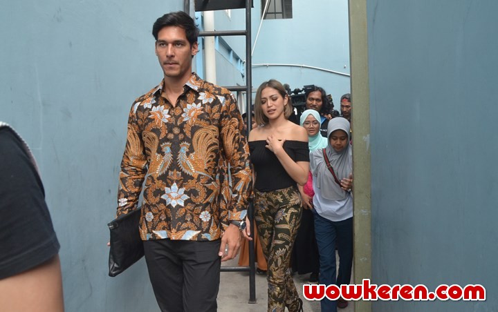 Berjalan Temui Wartawan, Serasinya Richard Kyle-Jessica Iskandar Kompak Pakai Batik