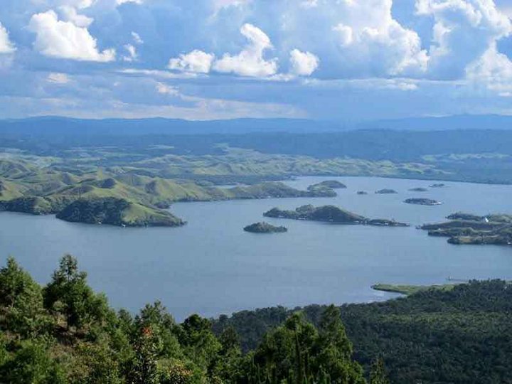 Nikmati Indahnya Berkemah di Danau Tambing