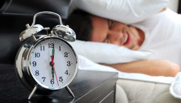Jam Tidur yang Kacau Dapat Menyebabkan Mata Panda