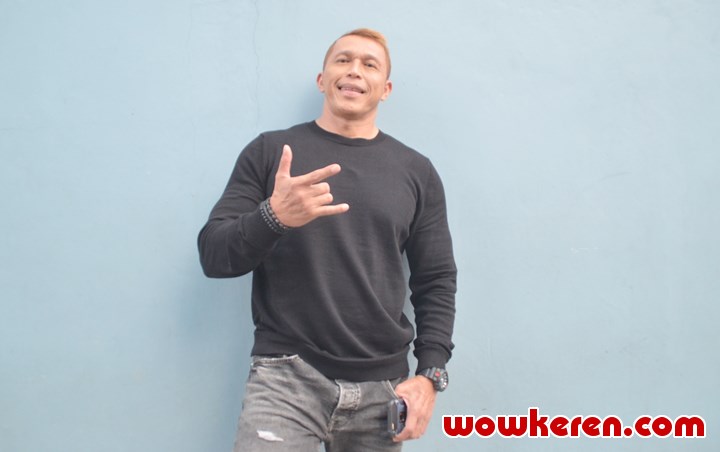 Tunjukkan Pose Metal, Bang Tigor Santai Menanggapi Rumor Miring Rumah Tangganya