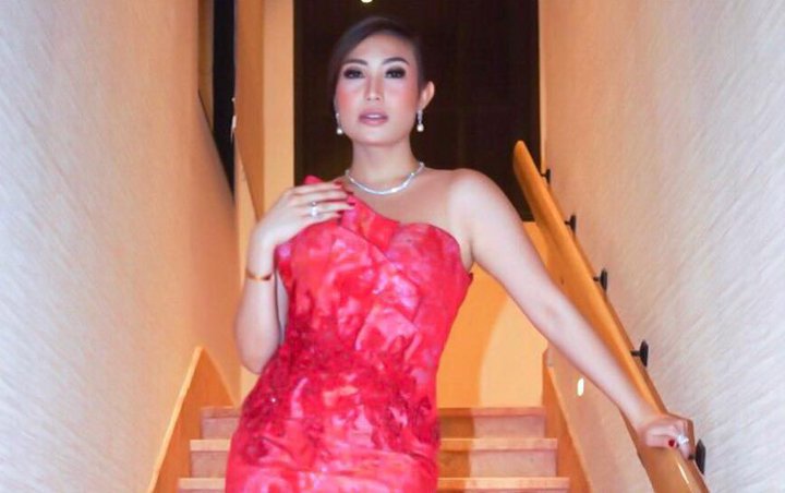Bukan Pamer Tas Belanja Mahal, Begini Kocaknya Ayu Dewi Ikut 'Falling Stars Challenge'
