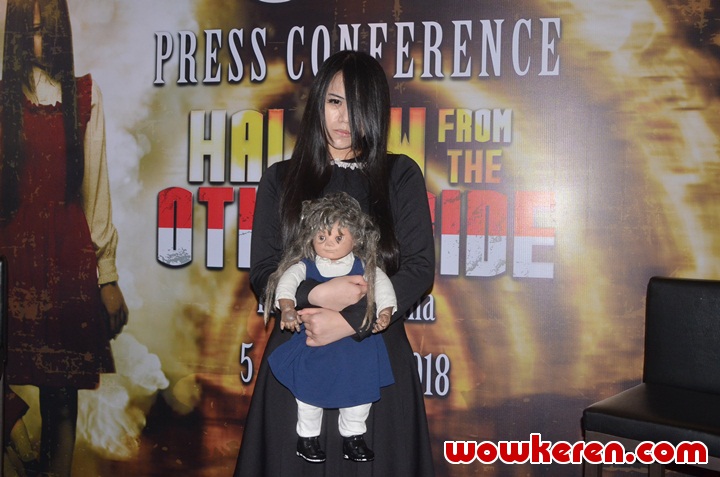 The Sacred Riana Tampil Misterius dengan Dress Gelap Khas Dirinya