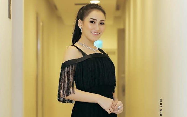 Doyan Pakai Sandal Jepit, Ayu Ting Ting Bikin Netter Syok dengan Harganya