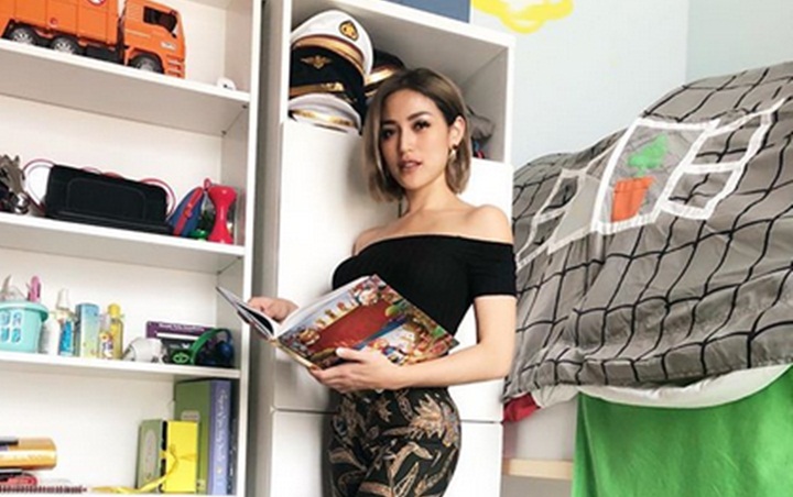 Jessica Iskandar Falling Stars Challenge Sandal Jepit dan Jessica Iskandar Falling Stars Challenge Sandal Jepit dan