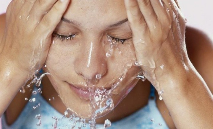 Cuci Muka Dua Kali Sehari untuk Cerahkan Wajah