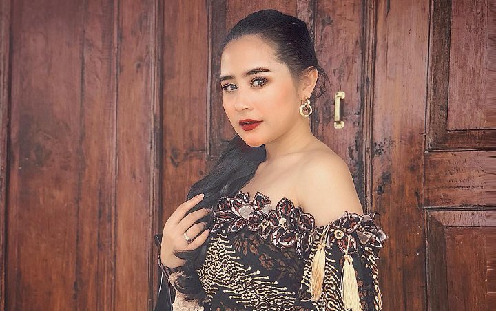 Penampilan Cantik Jadi Gadis Yogyakarta Dibully, Prilly Latuconsina Dibela Netter