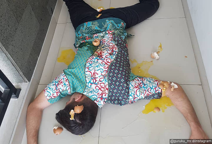 Super Kocak, YouTuber Mr. Dennis Pakai Telur untuk 'Falling Stars Challenge'
