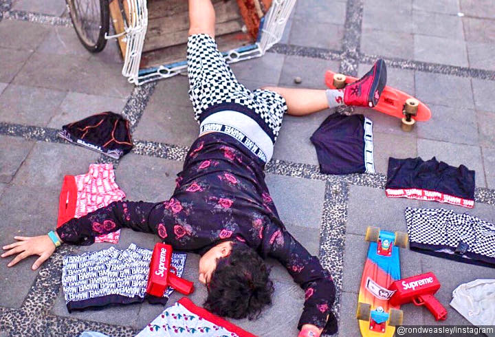 Bikin Melongo, YouTuber Rond Weasley Pakai Celana Dalam untuk 'Falling Stars Challenge'