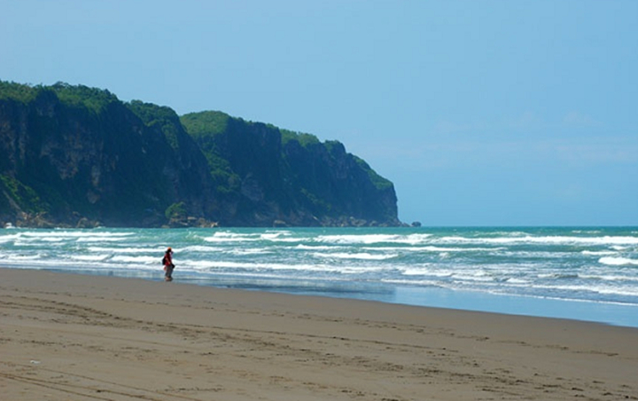 Pantai Parangkusumo, Gerbang Menuju Istana Ratu Laut Selatan