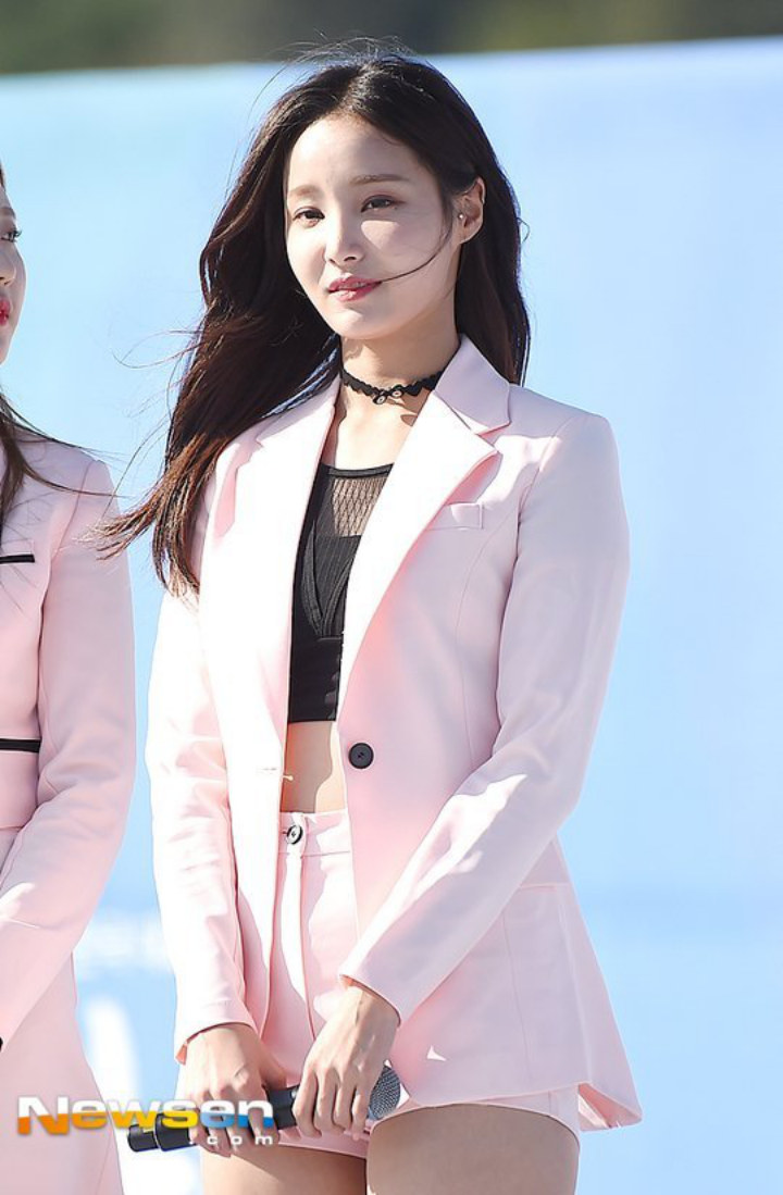 Yeonwoo Momoland Cantik dengan Rambut Tertiup Angin, Netter Ingatkan \'Bahaya\' Leeteuk