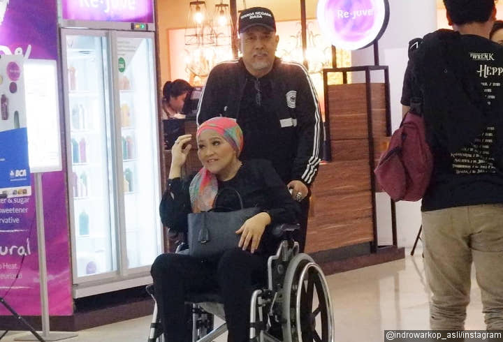 Romantis, Indro Warkop Setia Mengantar Sang Istri yang Harus Memakai Kursi Roda