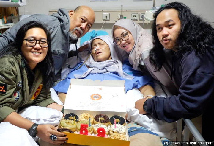 Indro Warkop dan Anak-Anak Beri Kejutan Ultah untuk Nita Sehari Sebelum Meninggal