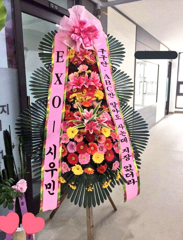 Xiumin Tulis Pesan Kocak untuk Temannya yang Awali Bisnis Bimbingan Belajar