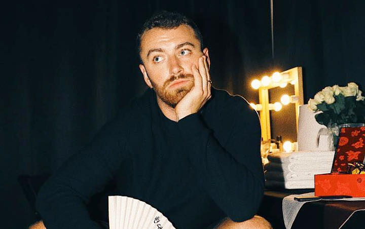 Makan Gurita Mentah di Korea, Sam Smith Kesulitan Pakai Sumpit