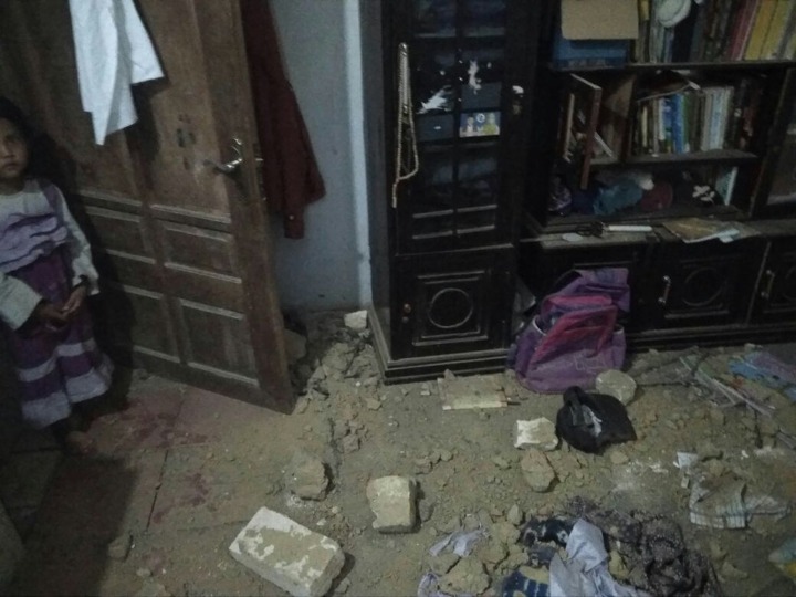 Reruntuhan Atap yang Rusak Sebuah Rumah