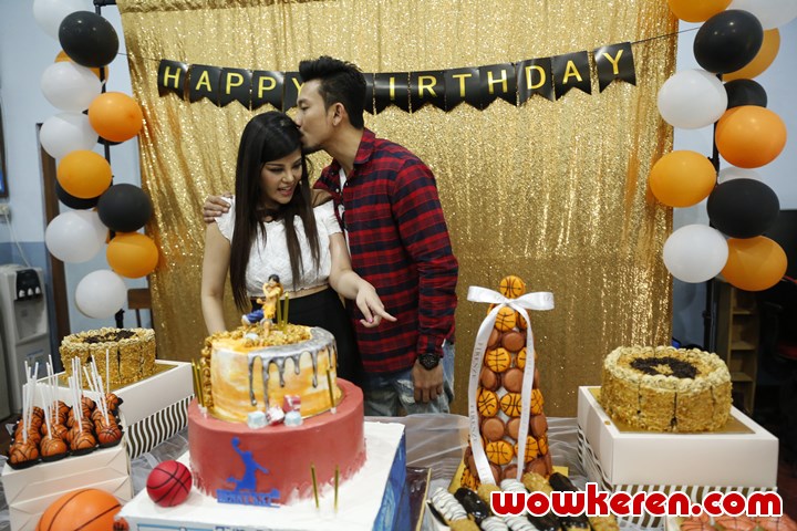 Keromantisan Denny Sumargo Bersama Dita Soedarjo