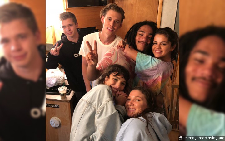 Selena Gomez Dikelilingi oleh Para Sahabat