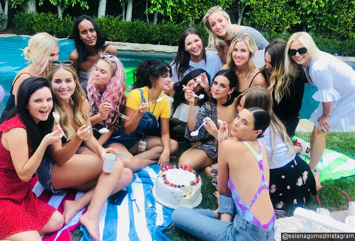 Selena Gomez Ceria Saat Pesta Bareng Para Sahabat