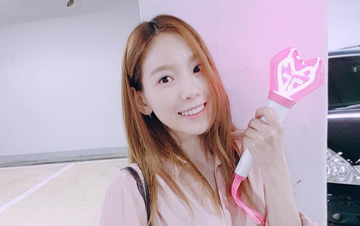 Super Bangga SNSD Punya Lightstick Resmi, Lucunya Tae Yeon Lakukan Ini