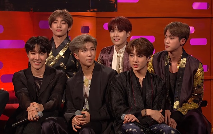 Jimin Absen dan Jungkook Duduk, Kerennya BTS Perform 'IDOL' di 'The Graham Norton Show'