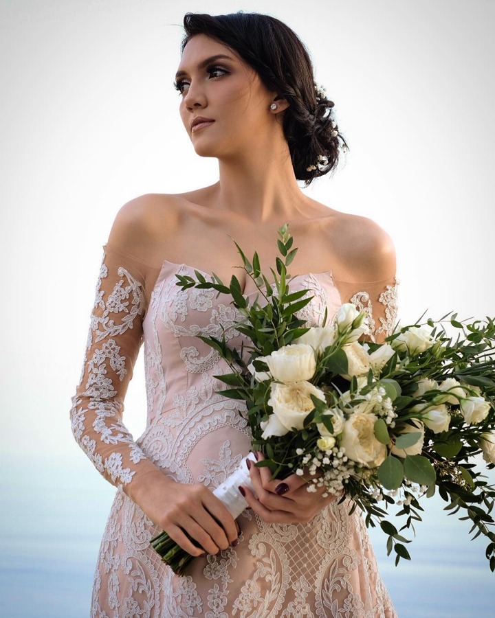 Alexa Key dalam Balutan Gaun Pengantin