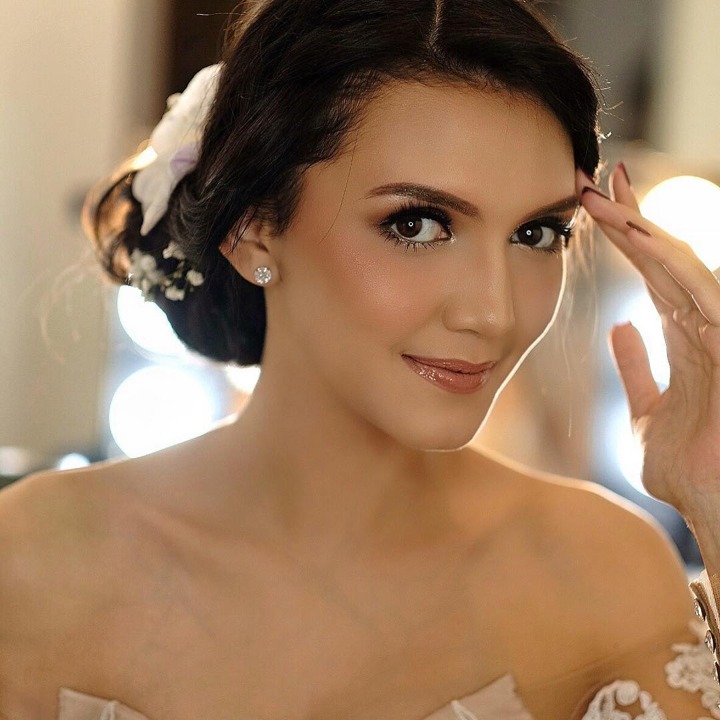 Alexa Key dalam Riasan Makeup Glossy