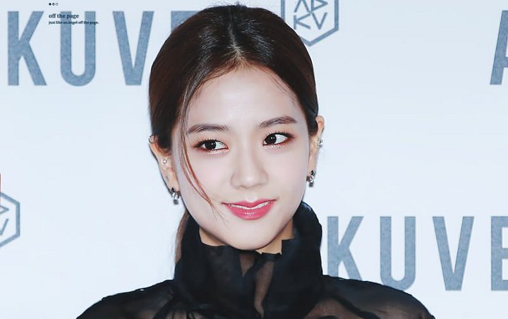 Seksi Umbar Bahu, Netter Puji Penampilan Cantik Jisoo di BBQ Super Concert